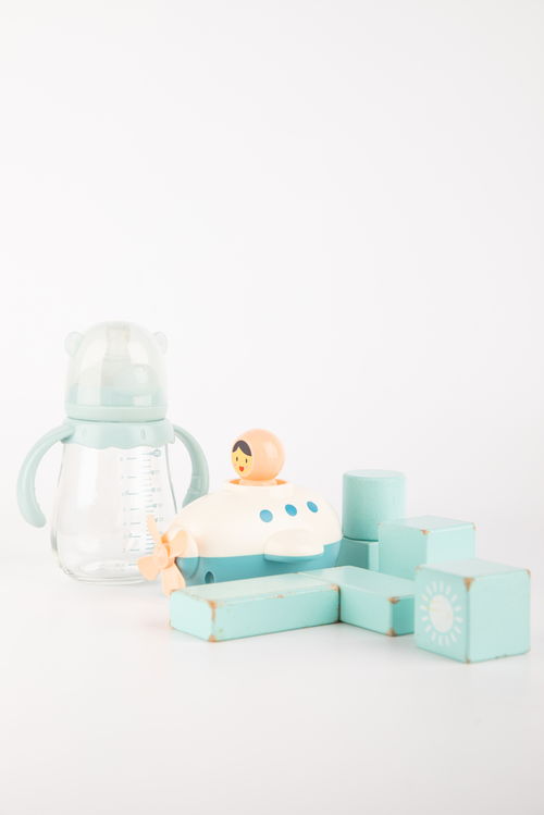 儿童奶瓶玩具母婴用品摄影图 st摄影